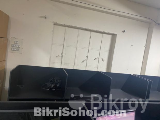 তিন সিটের দুইটি ডেস্ক বিক্রয় করা হবে